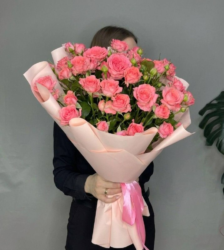 Моно-букет из розовых кустовых роз